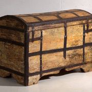 Coffre ancien ferré en bois de pin – Europe centrale, vers 1870
