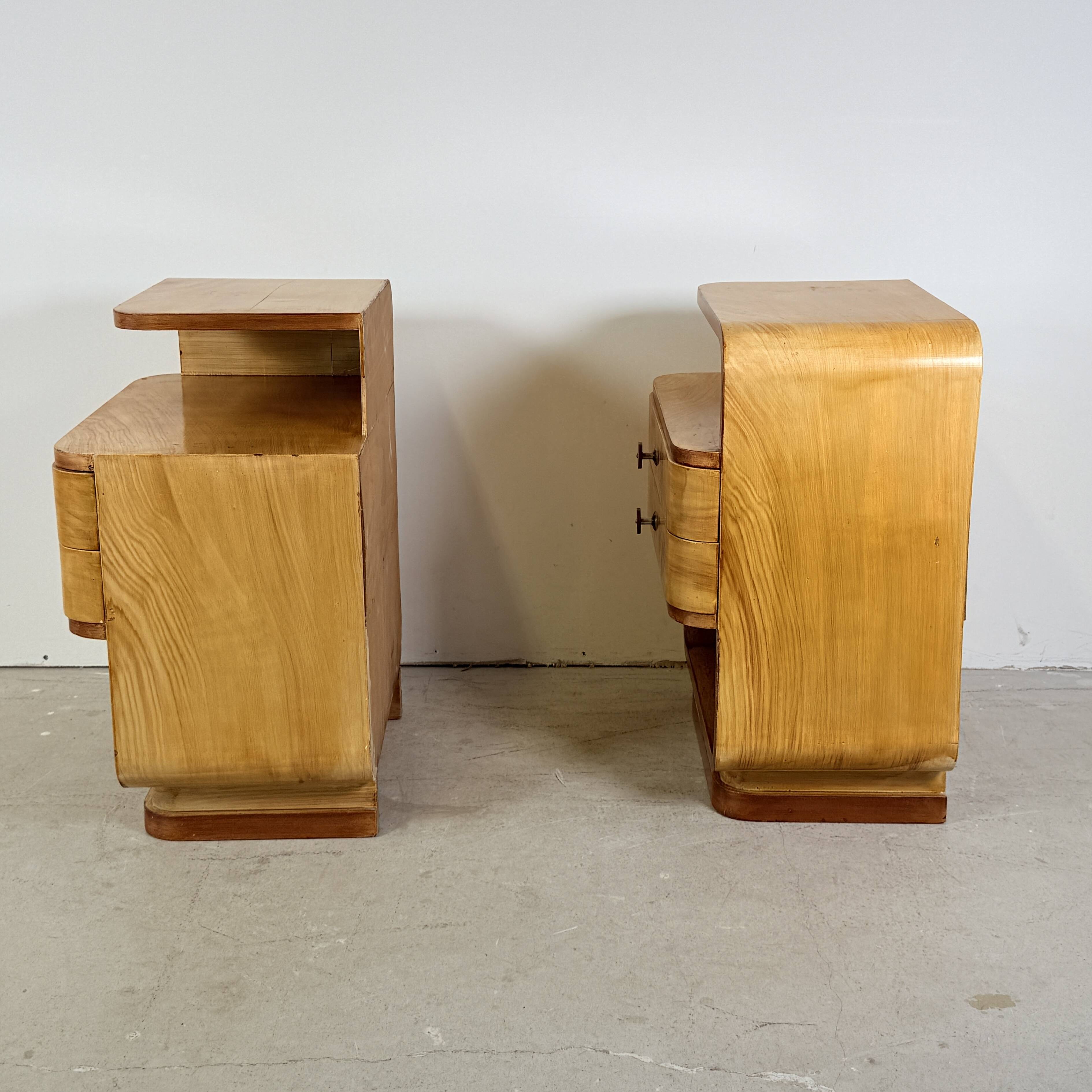 Ensemble de tables de nuit de style Halabala Art Déco avec des poignées en bakélite.