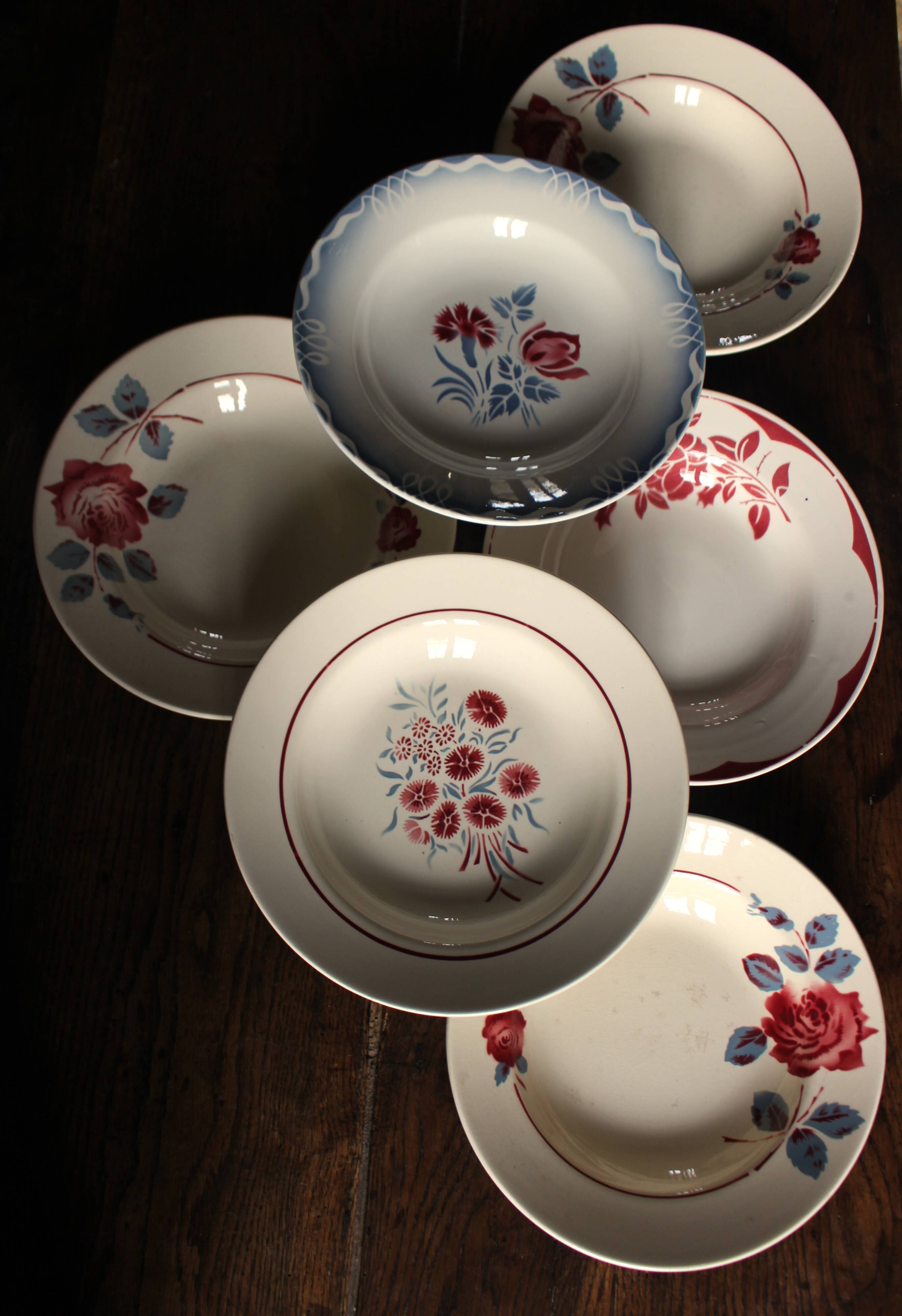 6 mismatched red and blue Art Deco soup plates, Badonviller Digoin