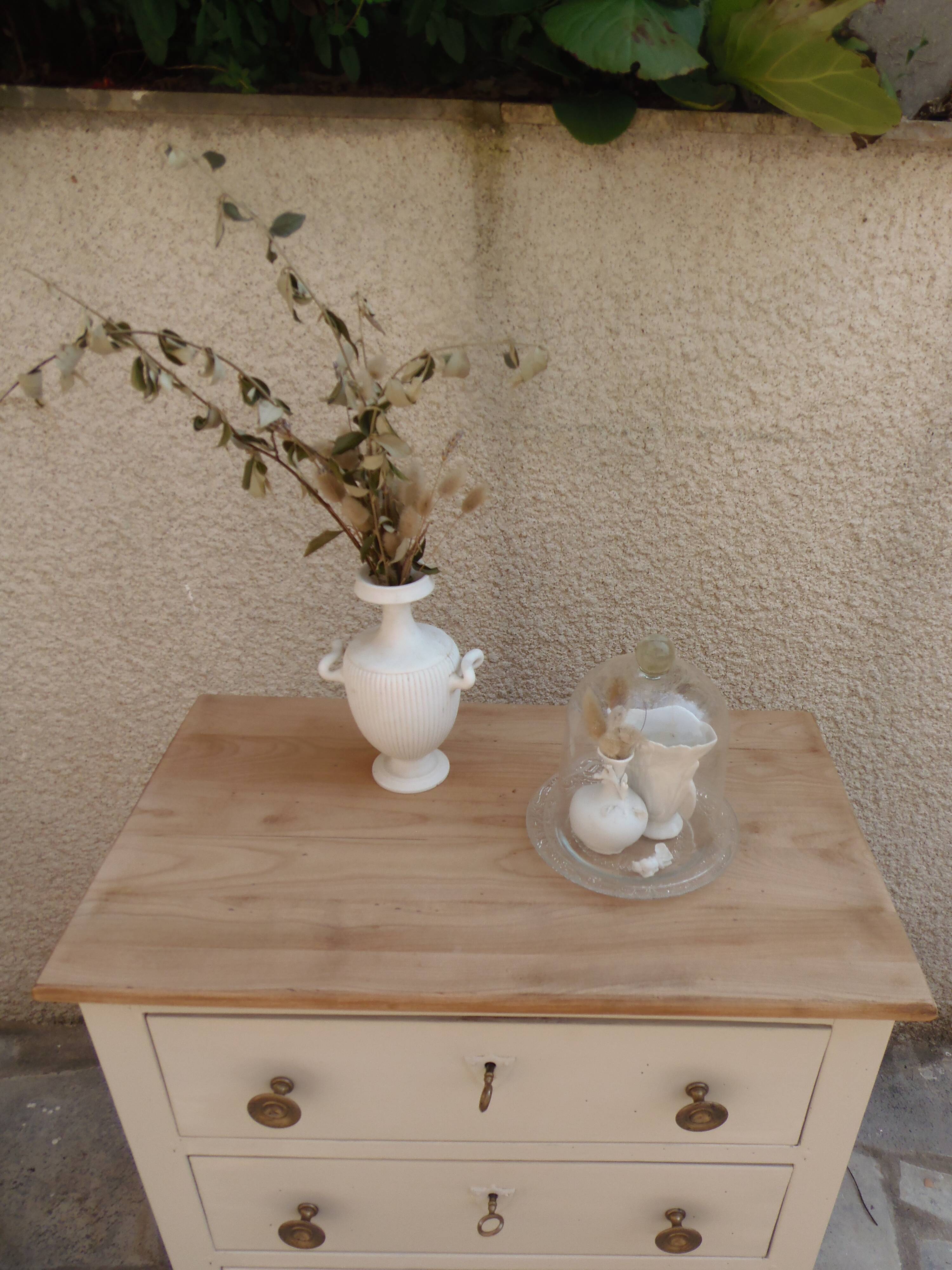 Petite commode classique sublimée en beige, plateau bois.