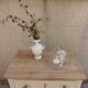 Petite commode classique sublimée en beige, plateau bois.