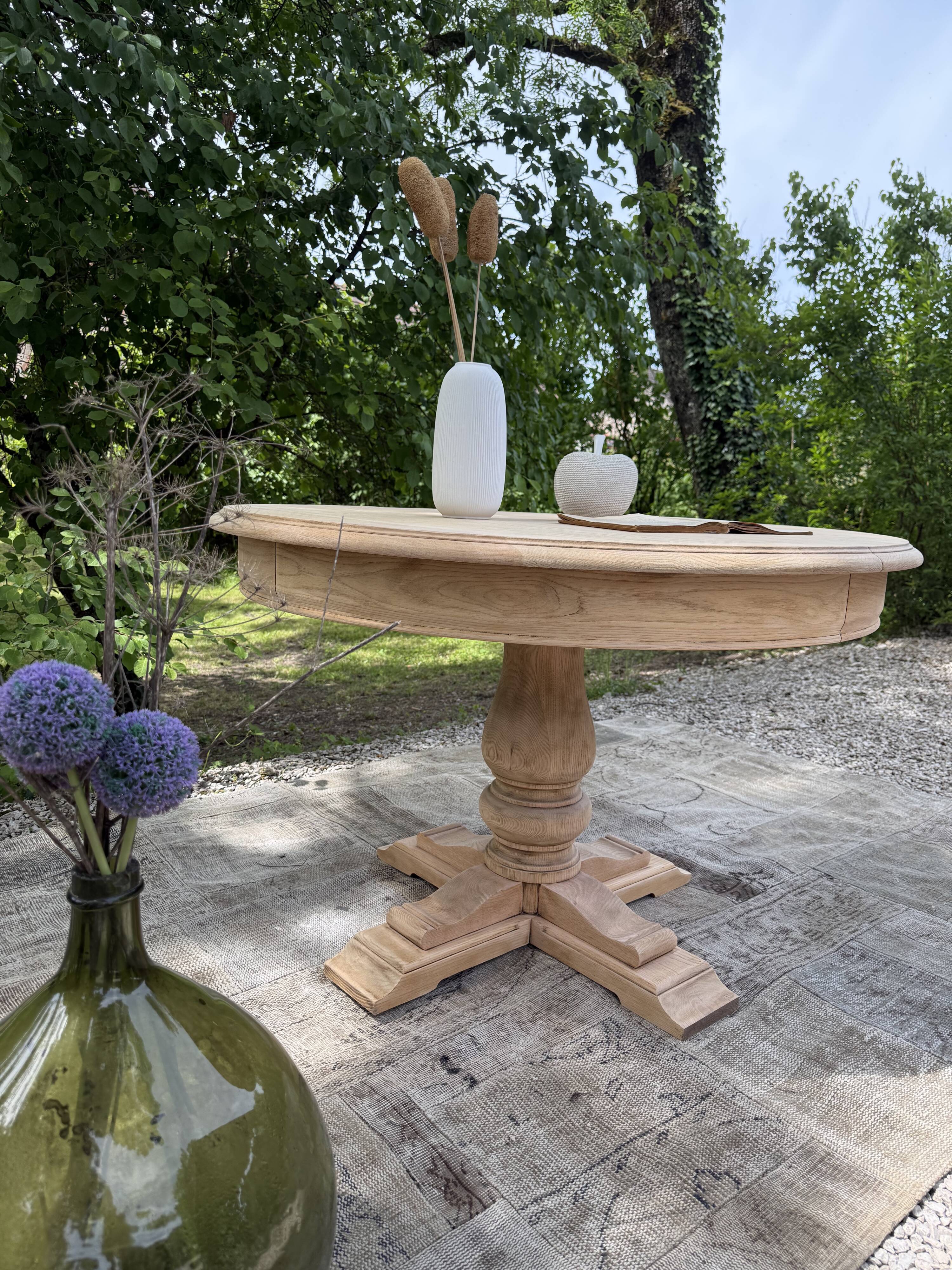 Extendable round table made of solid oak
