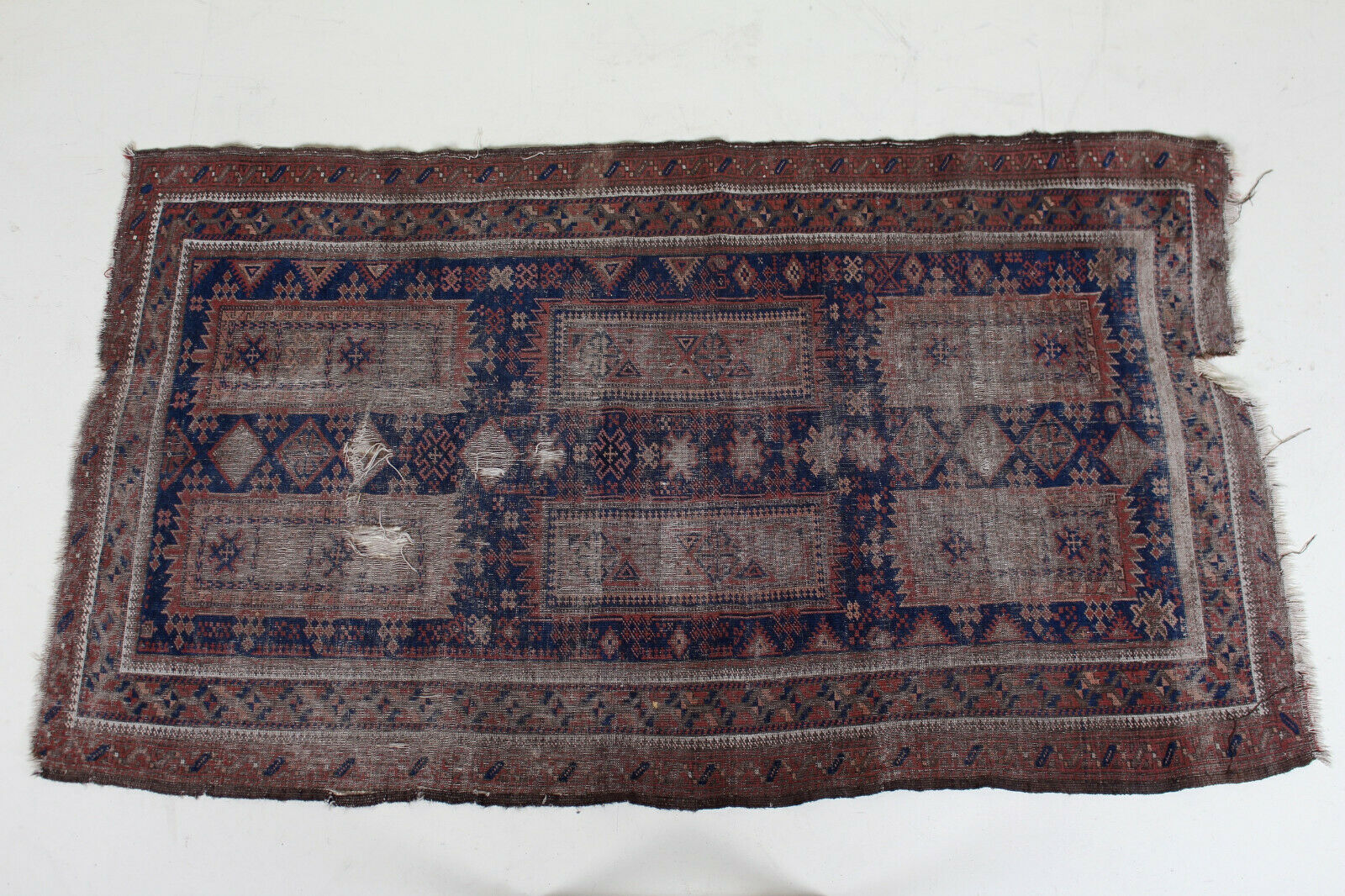 Persian carpet of the late 19th century 107x187cm