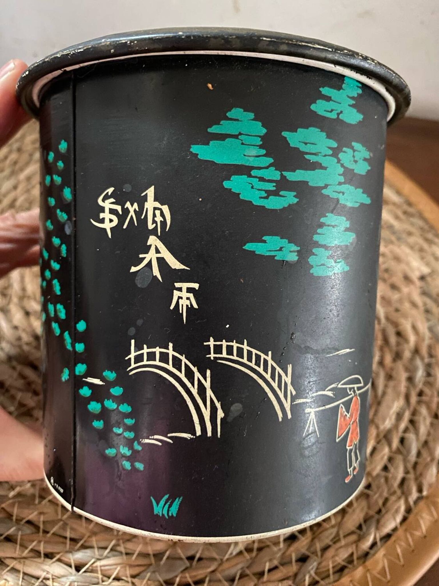 Boîte en tôle motif japonisant années 40.