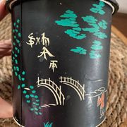 Boîte en tôle motif japonisant années 40.