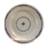White background of great old dish. Frieze and reason central basket. Gien.