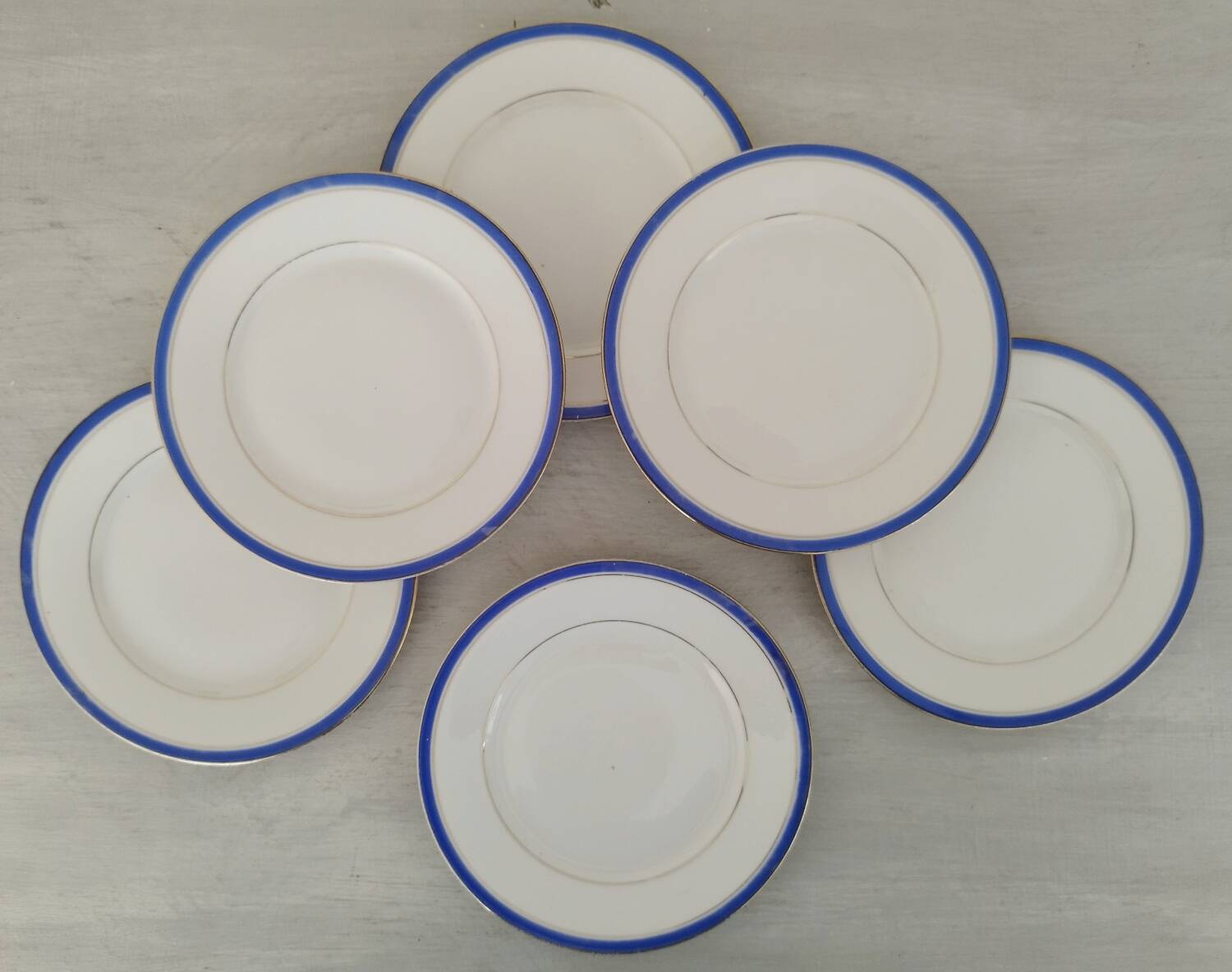 White Porcelain Cheesecake Dessert Plates with Blue Border and Gold Fillet