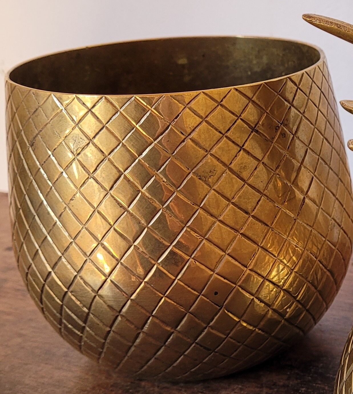 Pineapple shaped covered pot