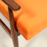 Fauteuil moderne en velours orange papaye bois brun foncé 1970 style scandinave