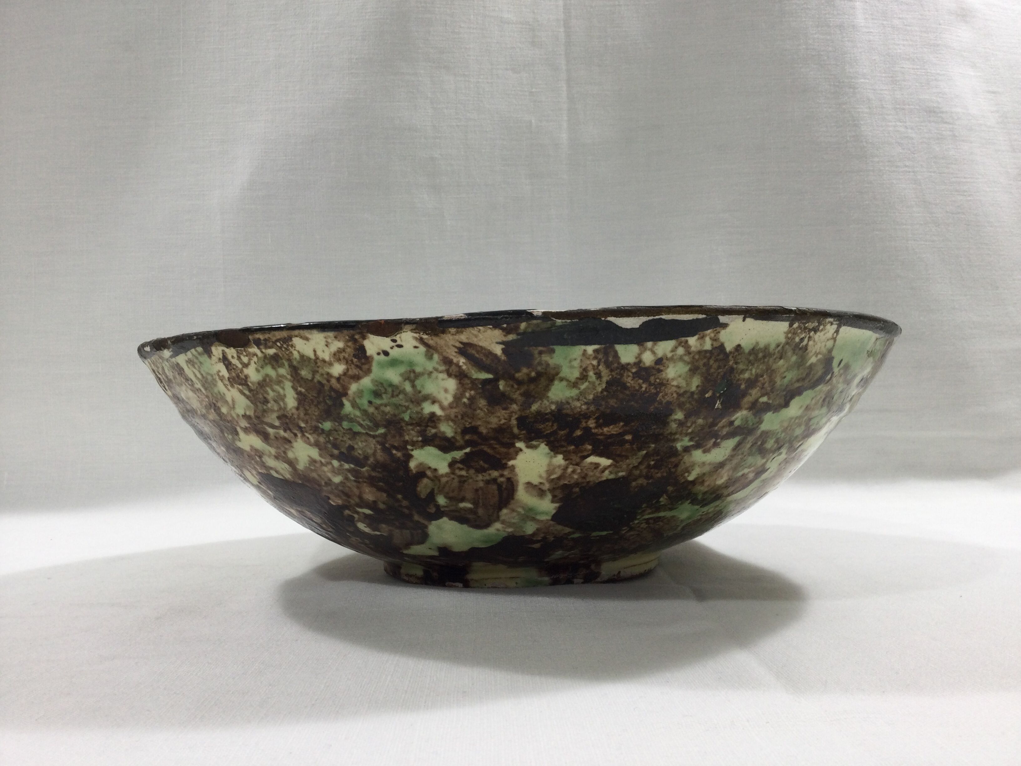 Earthenware bowl with fish decoration