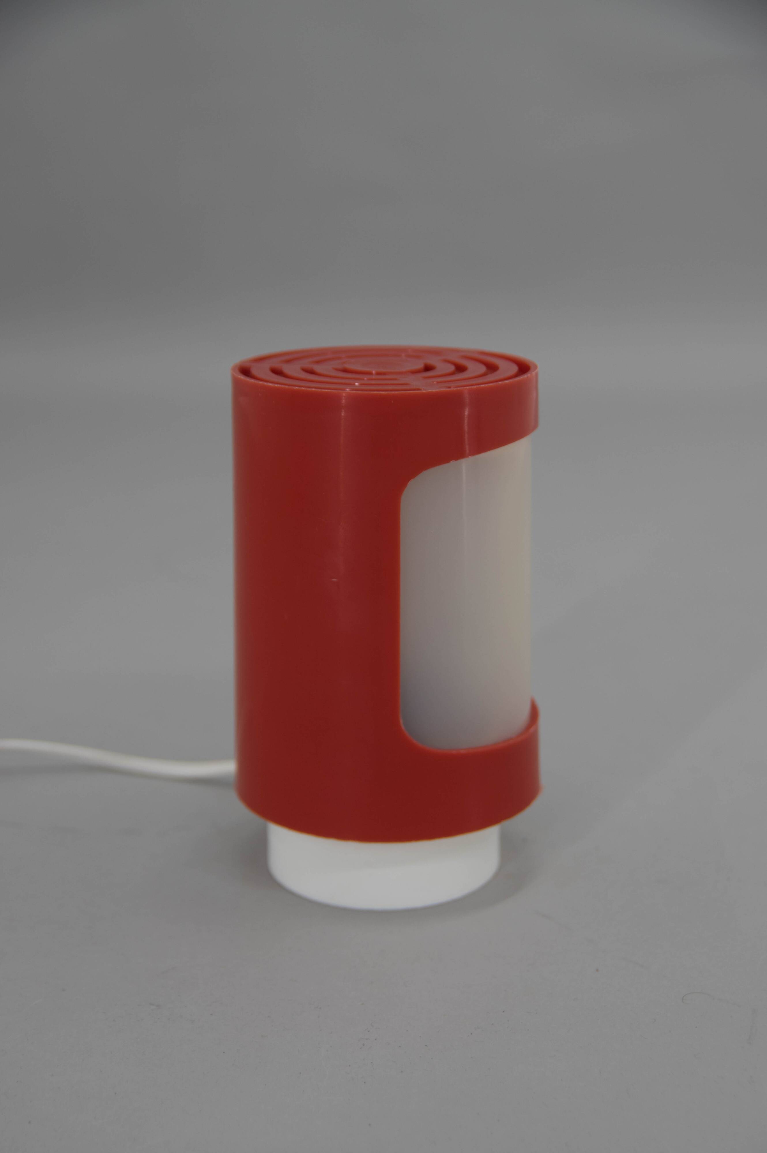 Red and white plastic space age table lamp, 1960s