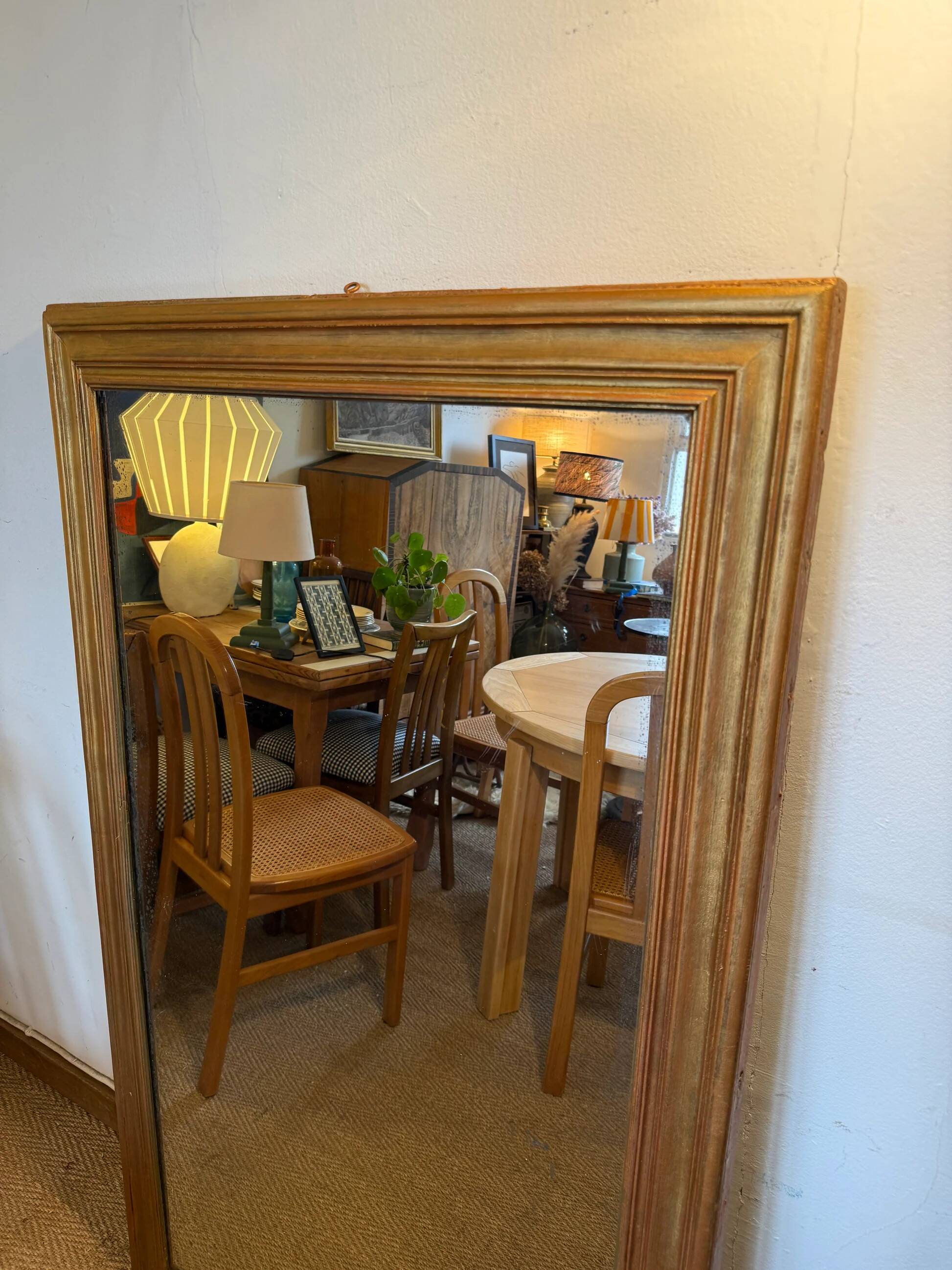 Grand miroir ancien en bois patiné doré