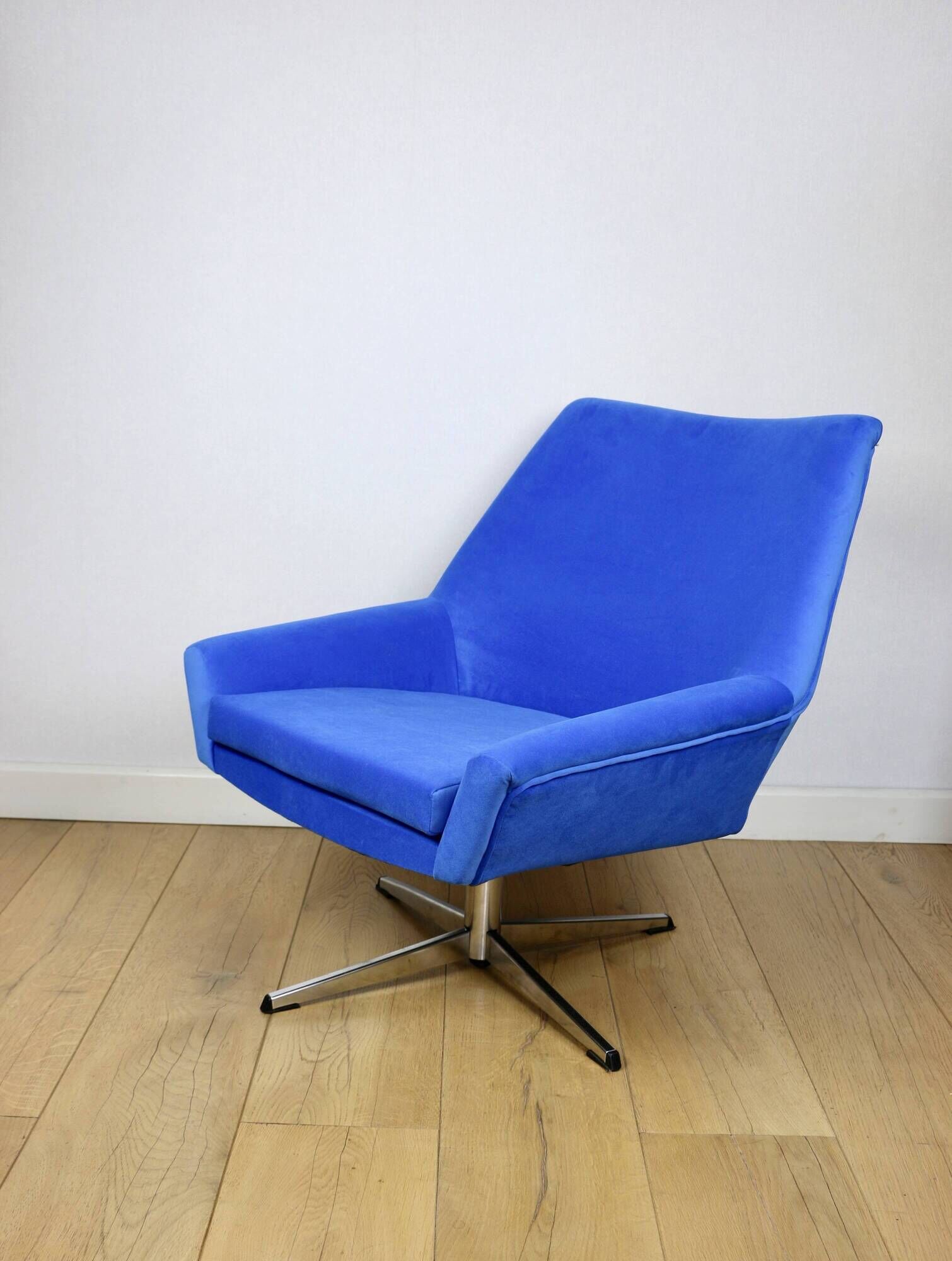 Vintage swivel armchair from DDR blue cornflower velvet from the Jade series