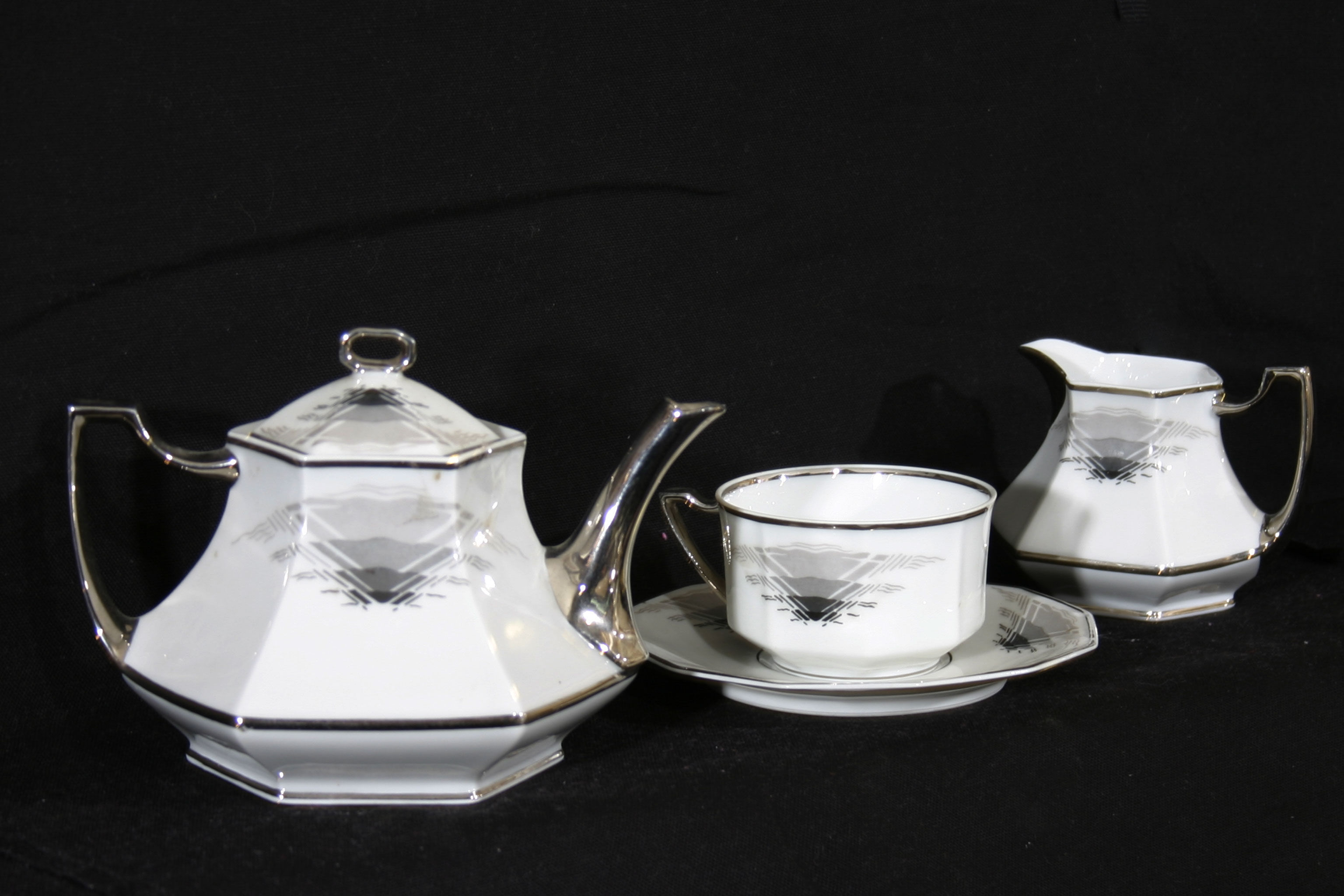 Service to the Art Deco, Limoges, signed Paul Pastaud