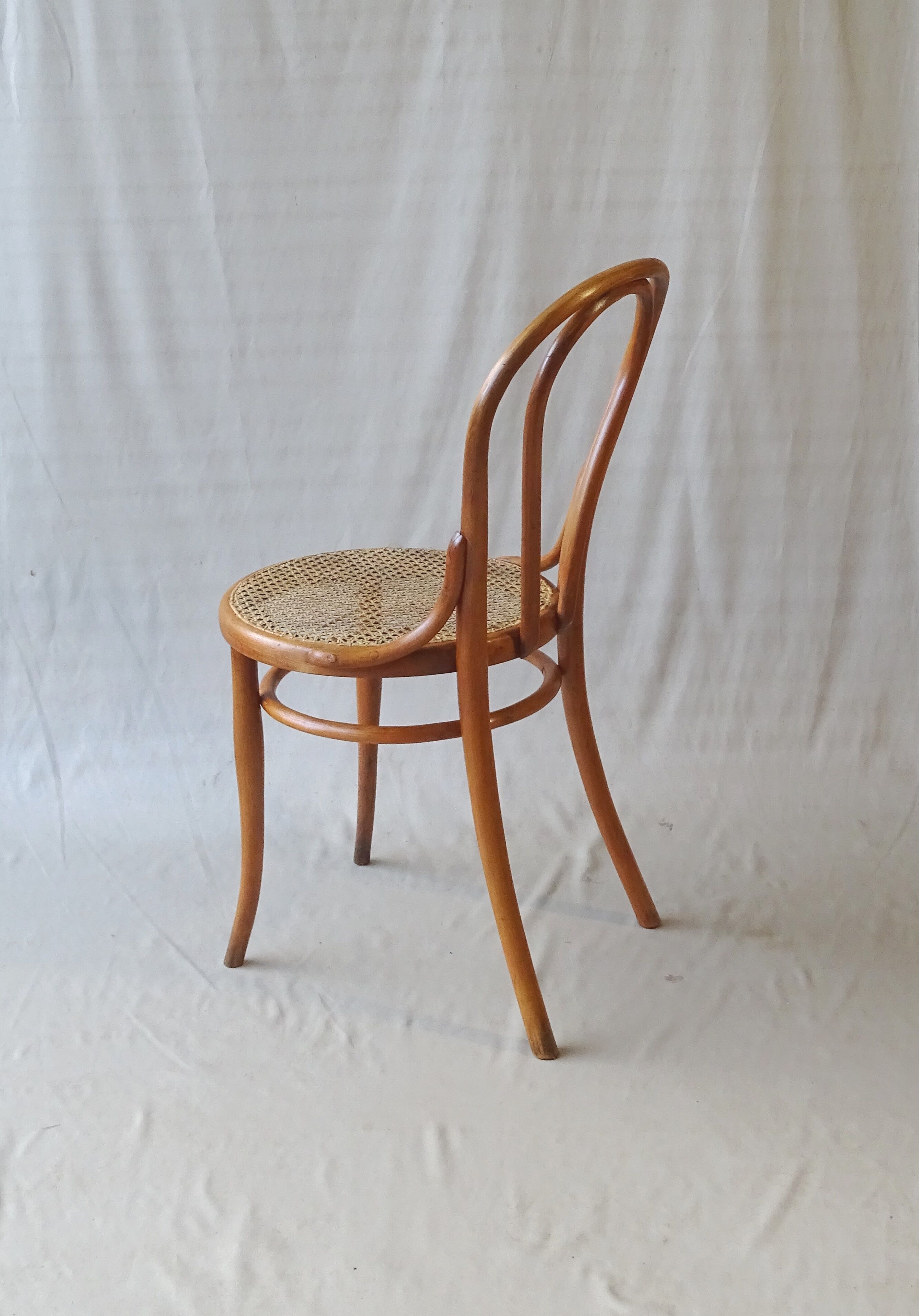 Chaise Thonet N°18, teinte merisier clair, vers 1890, cannée