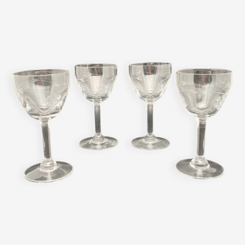 Aperitif glasses with chiseled flower motifs