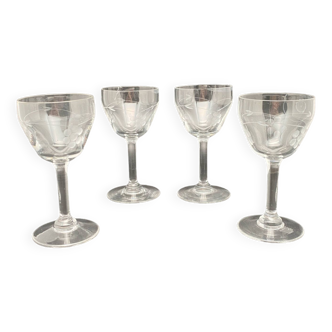Aperitif glasses with chiseled flower motifs