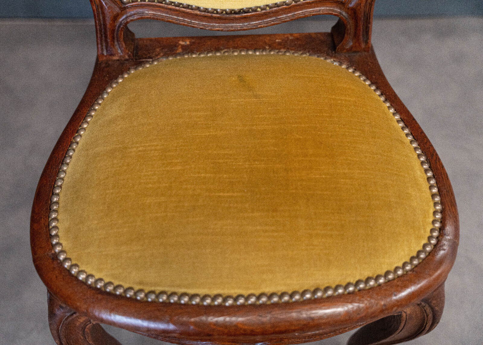 Suite of 6 Louis XV style chairs in walnut nineteenth yellow velvet