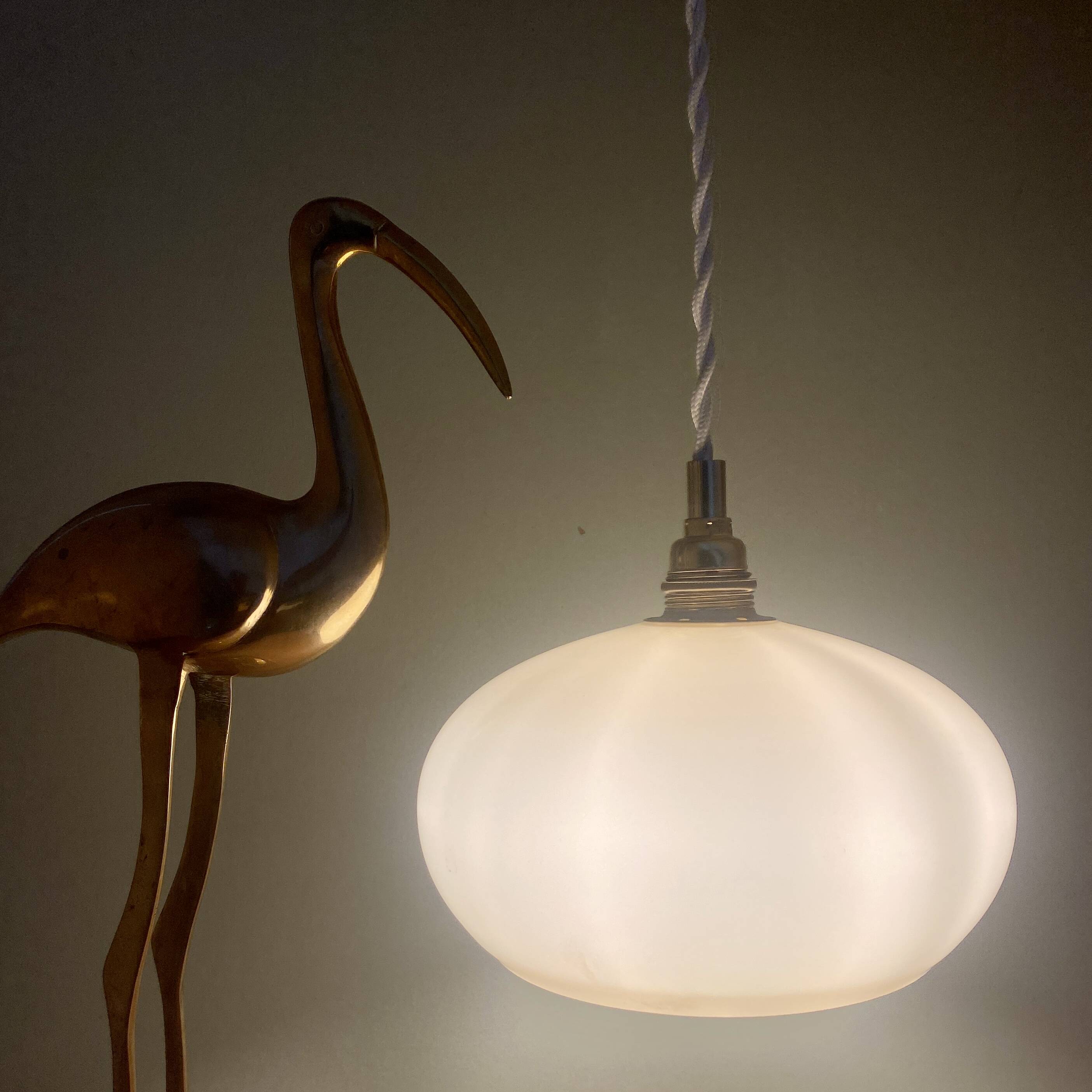 Suspension abat-jour vintage en opaline jaune pâle