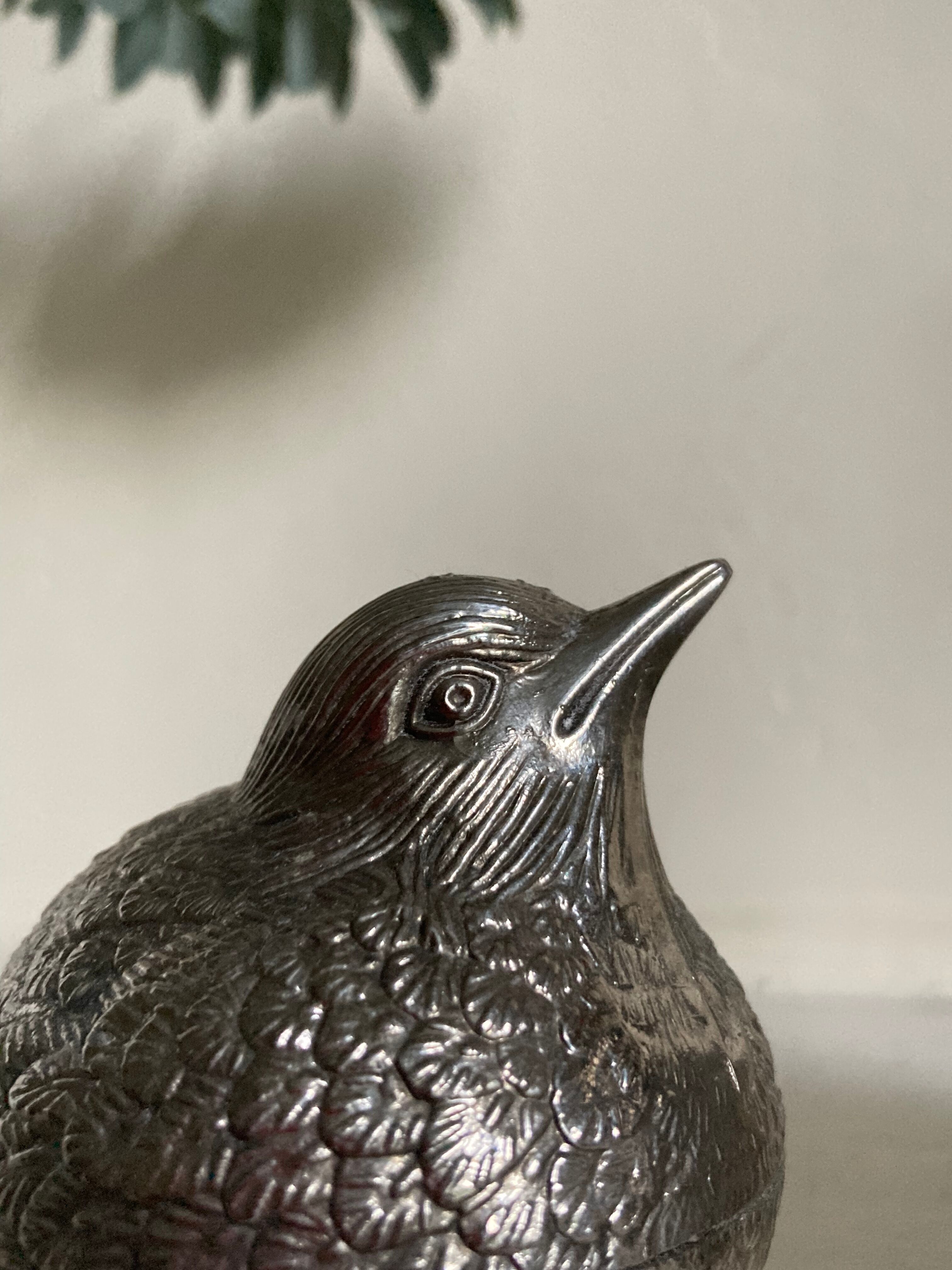 Duo of salt shaker and pepper in the shape of a bird in silver metal and its basket