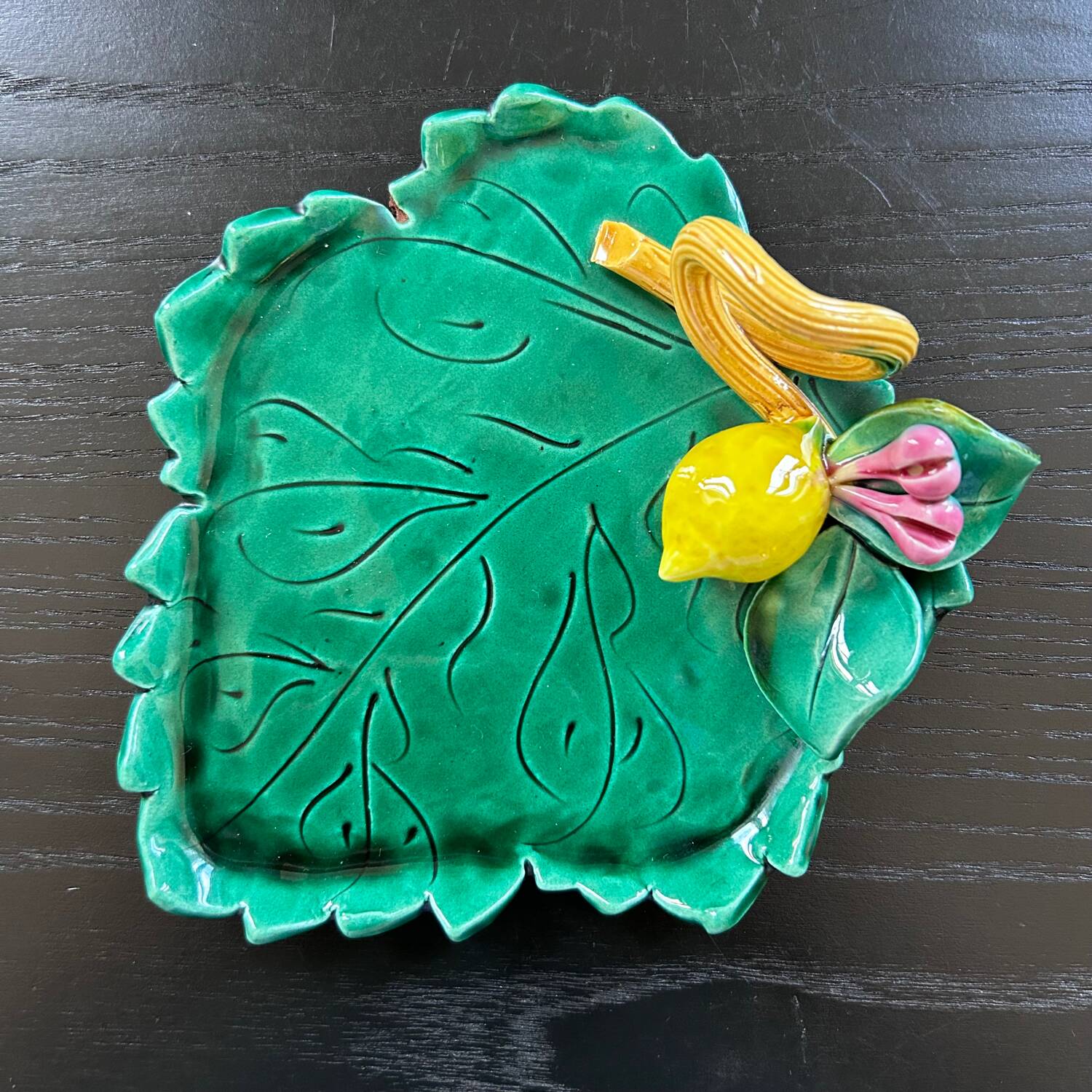 Empty pocket leaf and lemon in slip