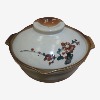 Round sandstone tureen with spout