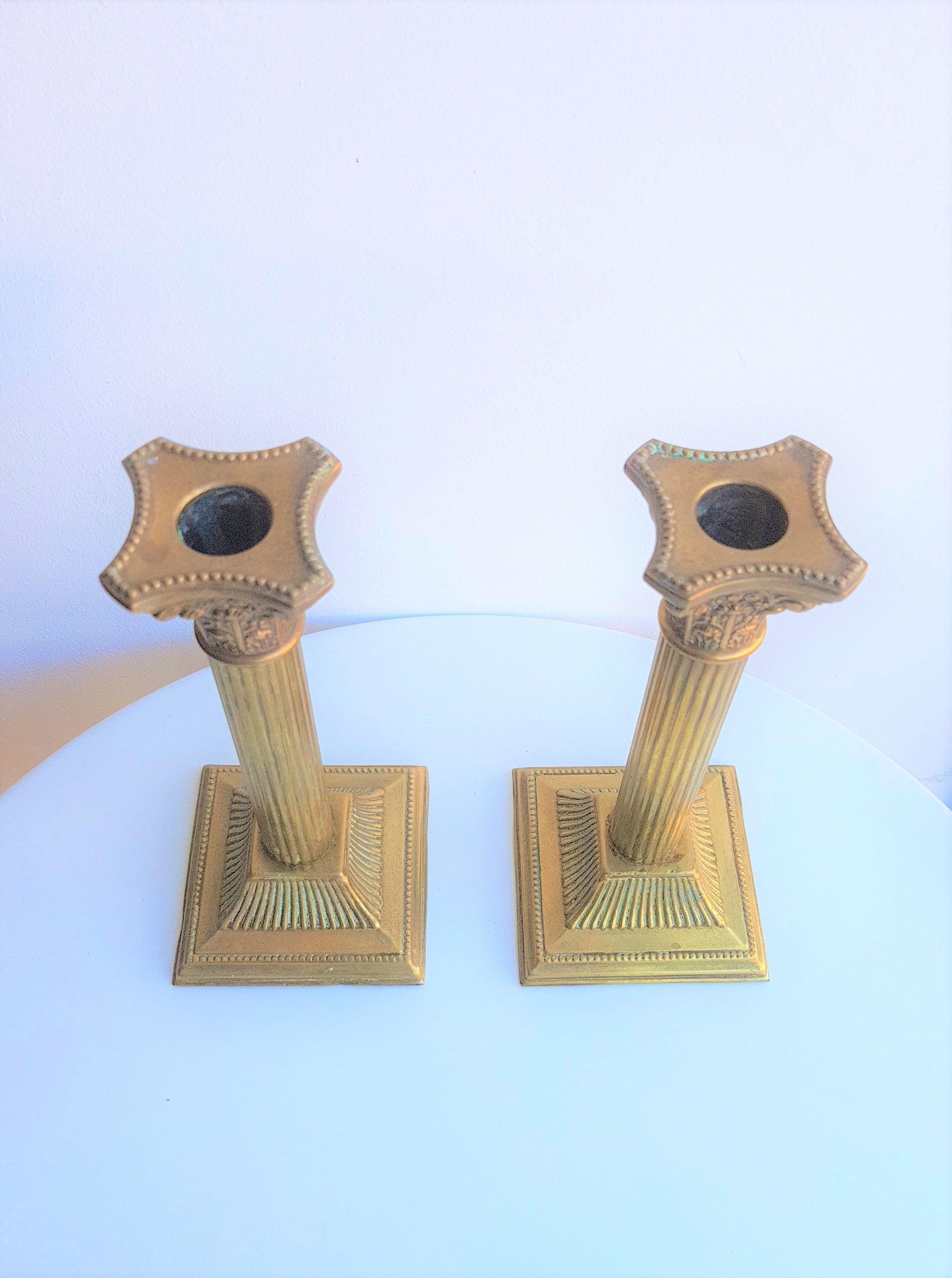 Paire de bougeoirs colonnes en laiton et bronze