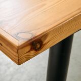 Longue table en pin canadien avec pieds noirs