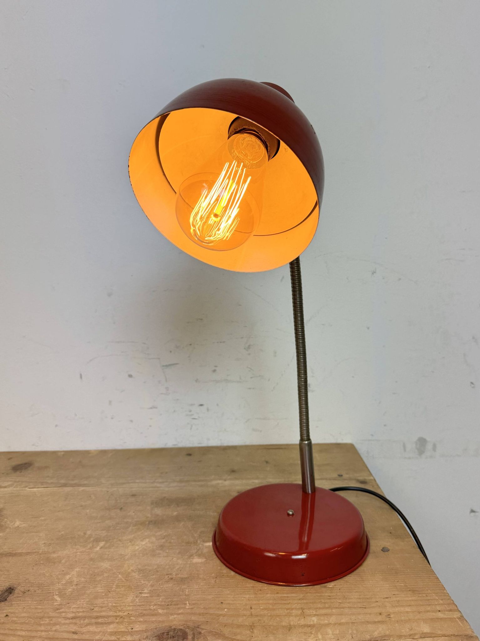 Lampe de Table Industrielle Rouge à Col de Cygne, 1960s