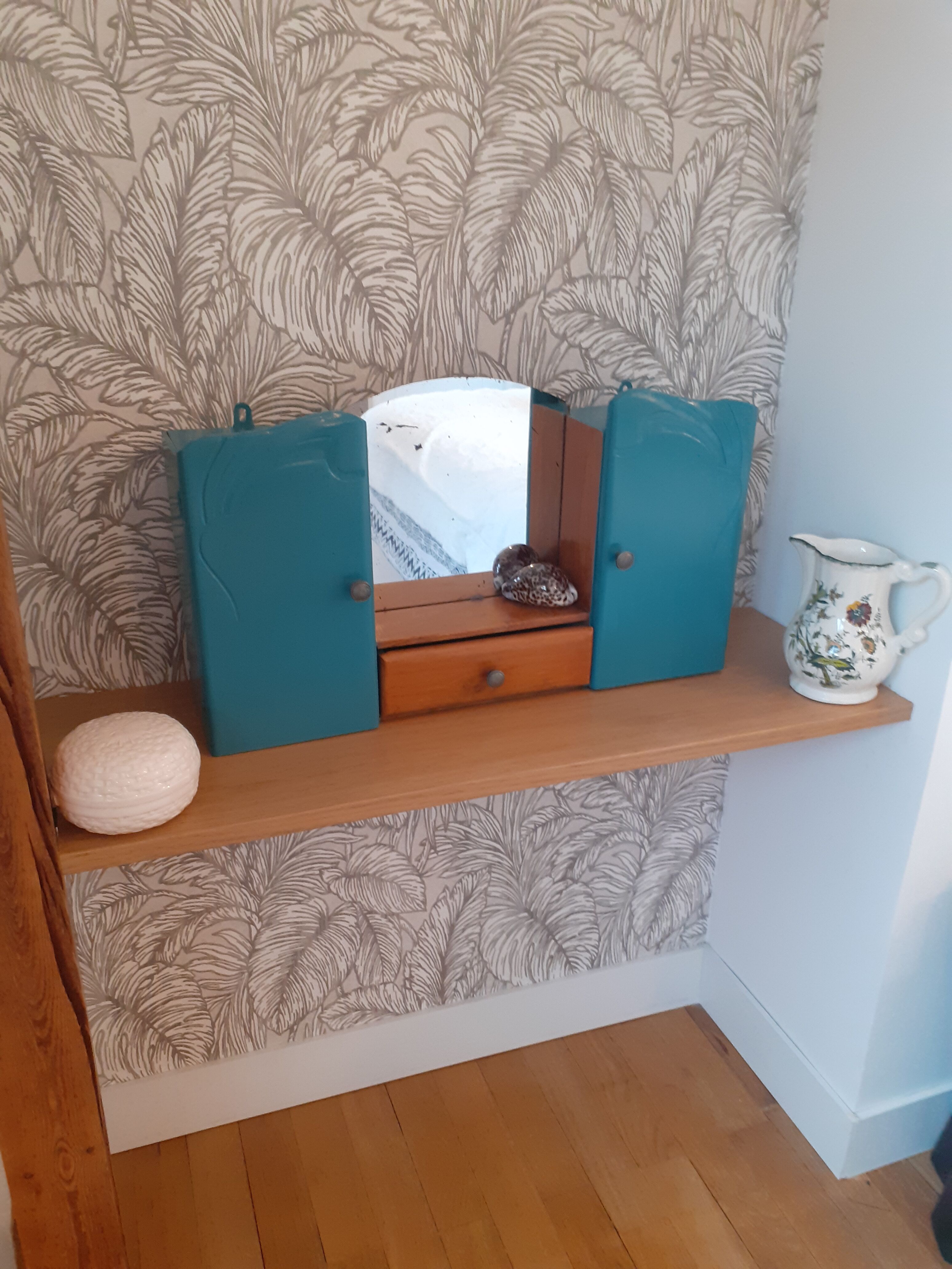 Wall cabinet of toilet