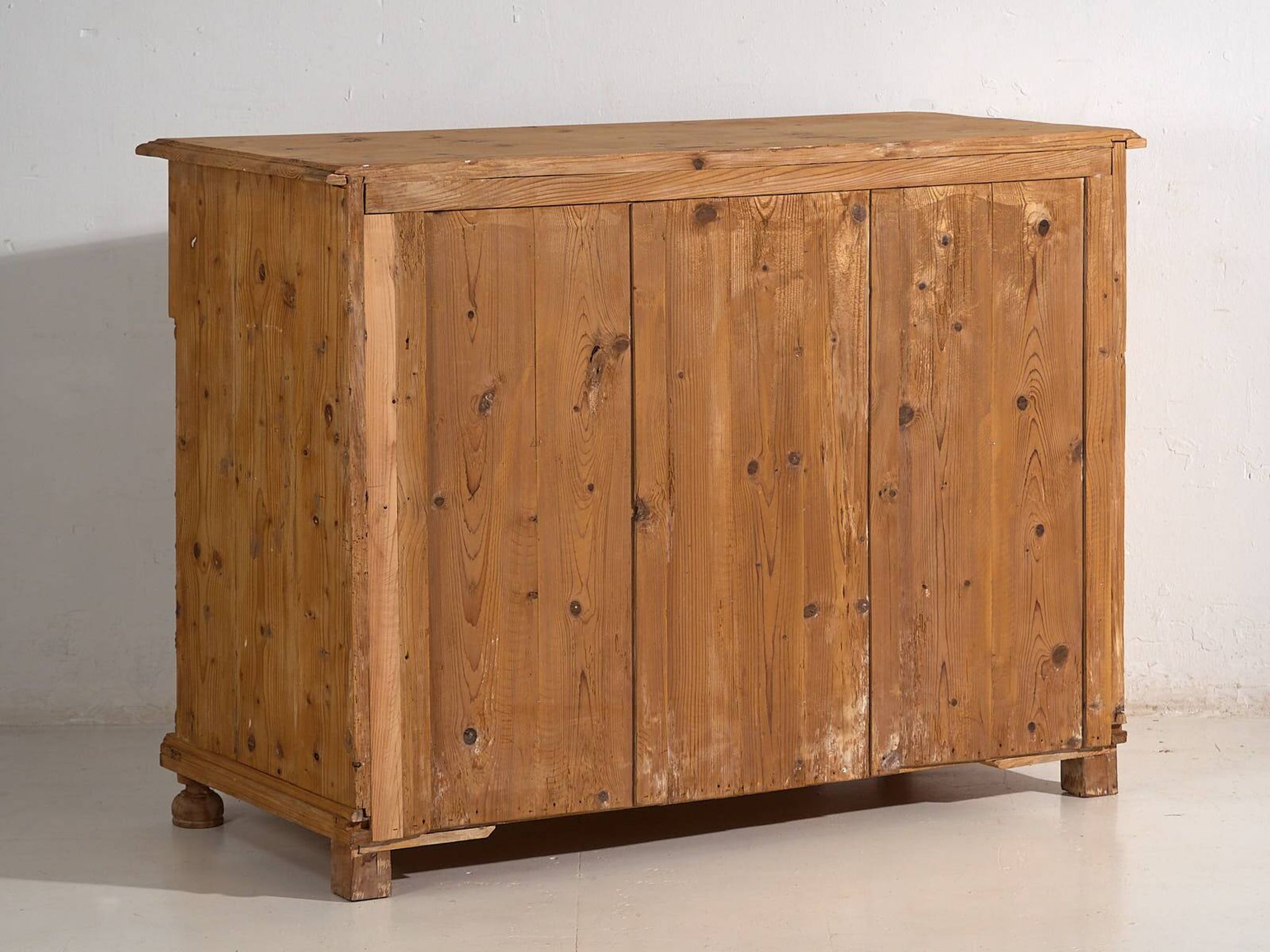 Old Provençal French chest of drawers (c.1920)