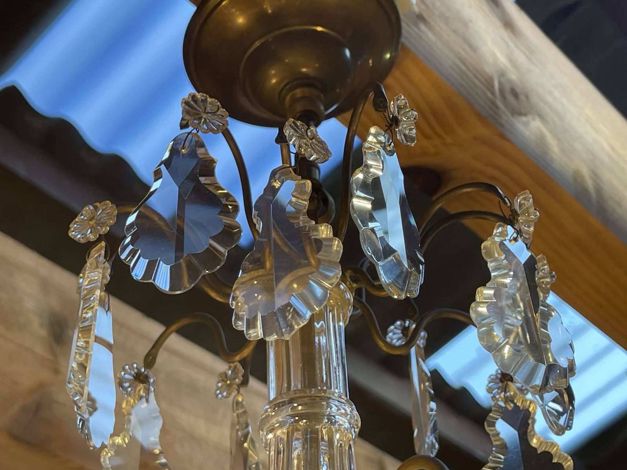 Three-light chandelier in bronze and cut crystal, early 20th century work.