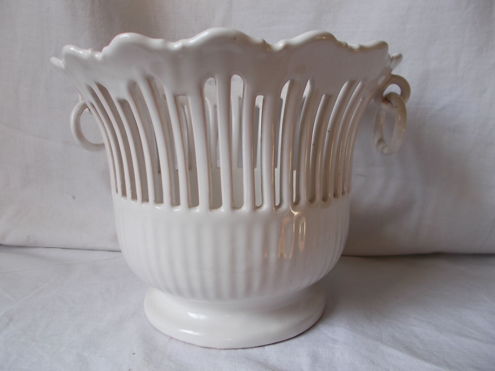 Lattice ceramic cache-pot