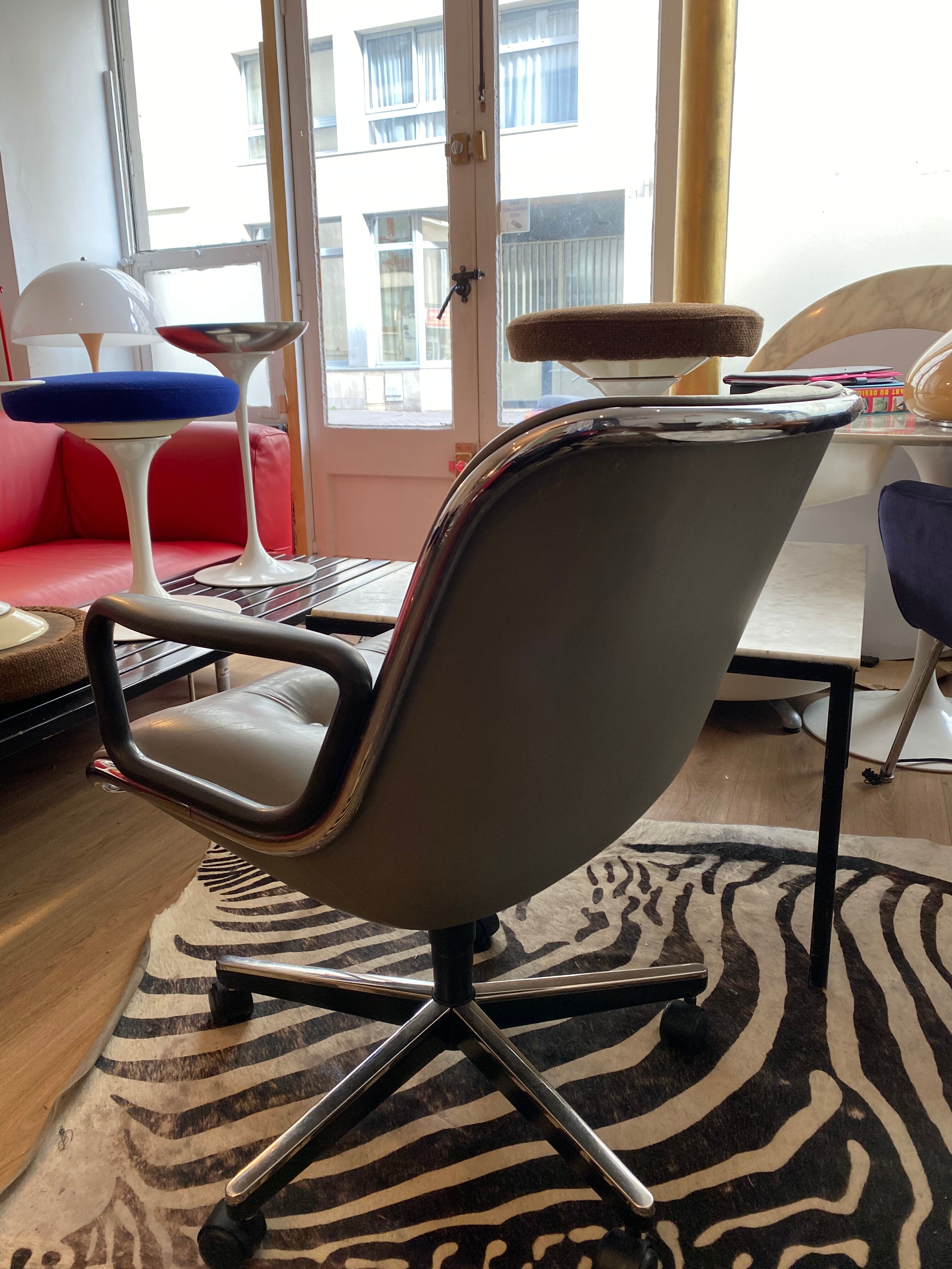 Pollock leather Executive chair by Knoll