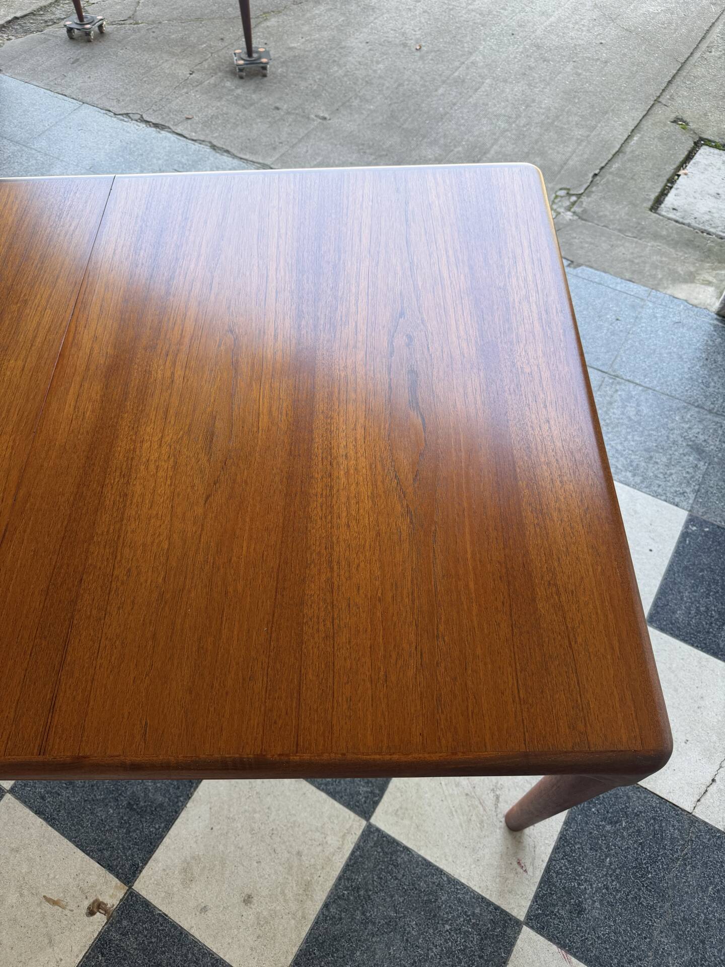 Table danoise en teck HW Klein pour Bramin