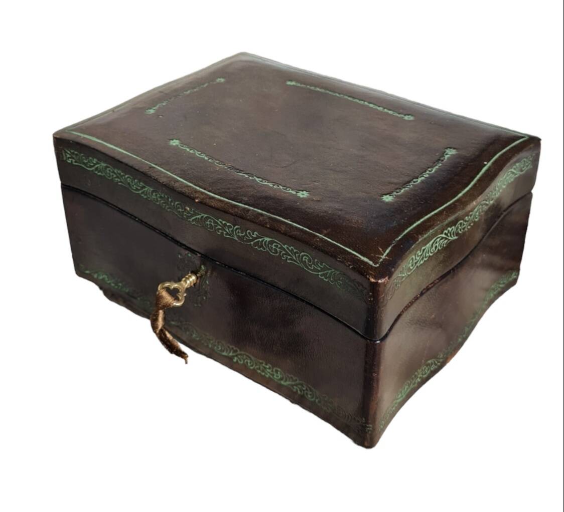 Leather jewelry box with its key