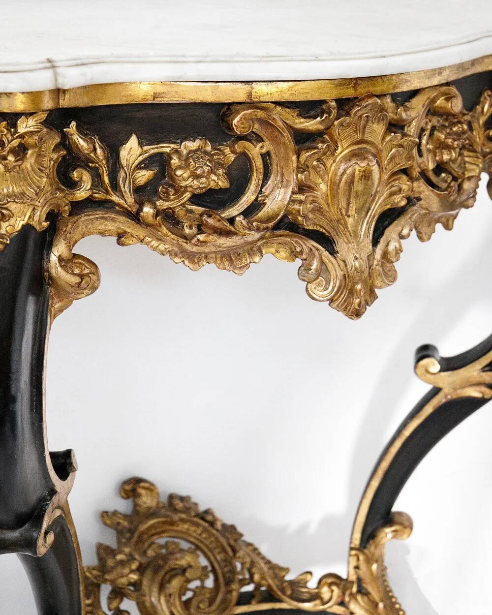 Console Napoléon III du XIXe siècle en bois ébonisé et bois doré