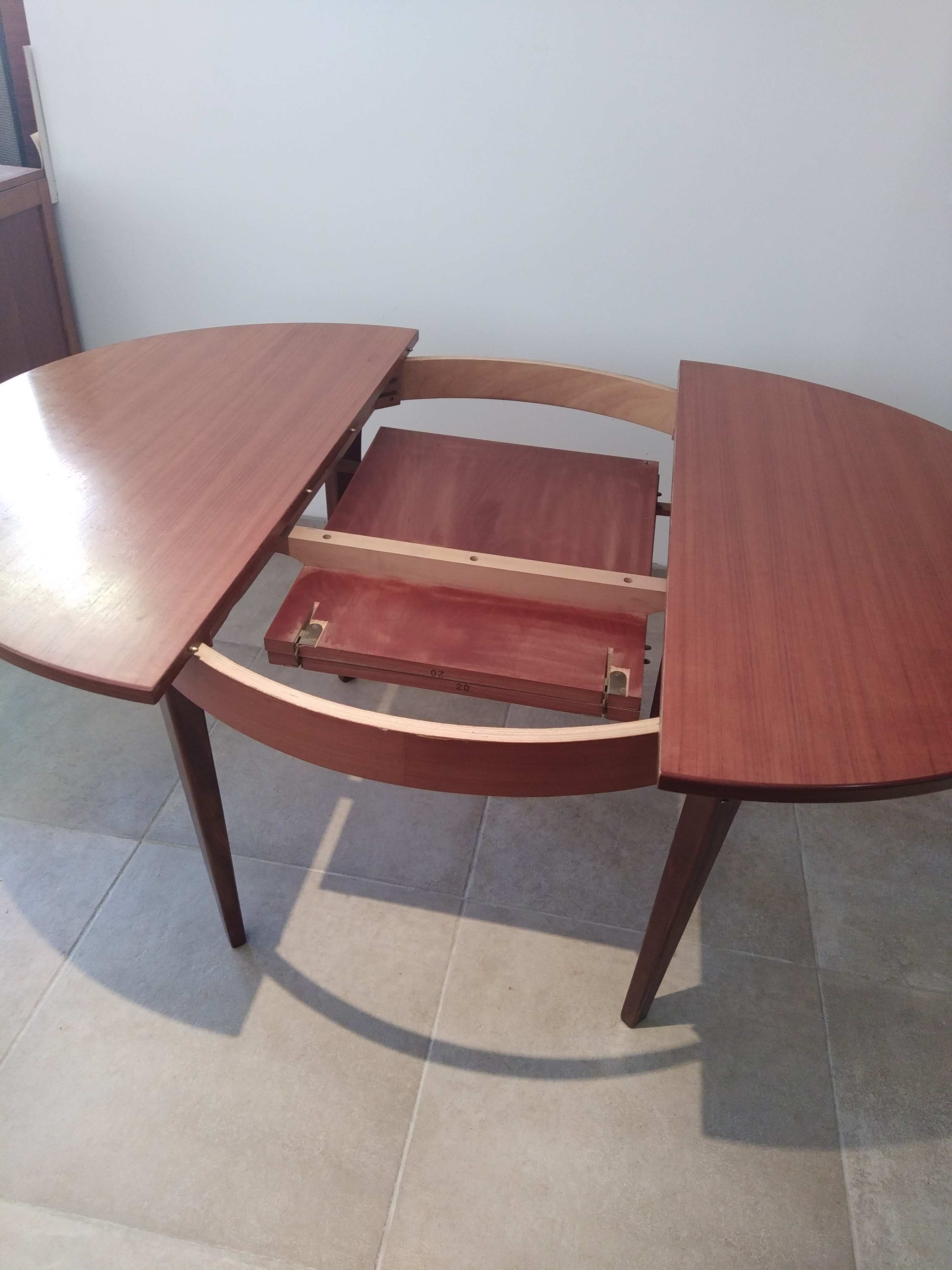 Butterfly extension teak round table