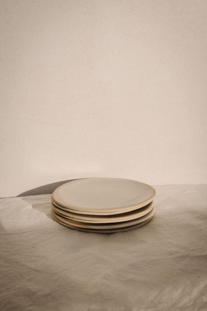Flat stoneware plate - white