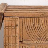 Coffre ancien en bois sculpté de style primitif, c.1920