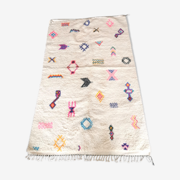 Tapis berbère azilal blanc cassé à motifs multicolore en pure laine