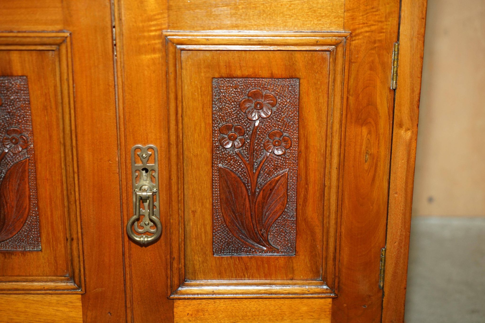Commode haute victorienne en noyer avec galerie bronzée