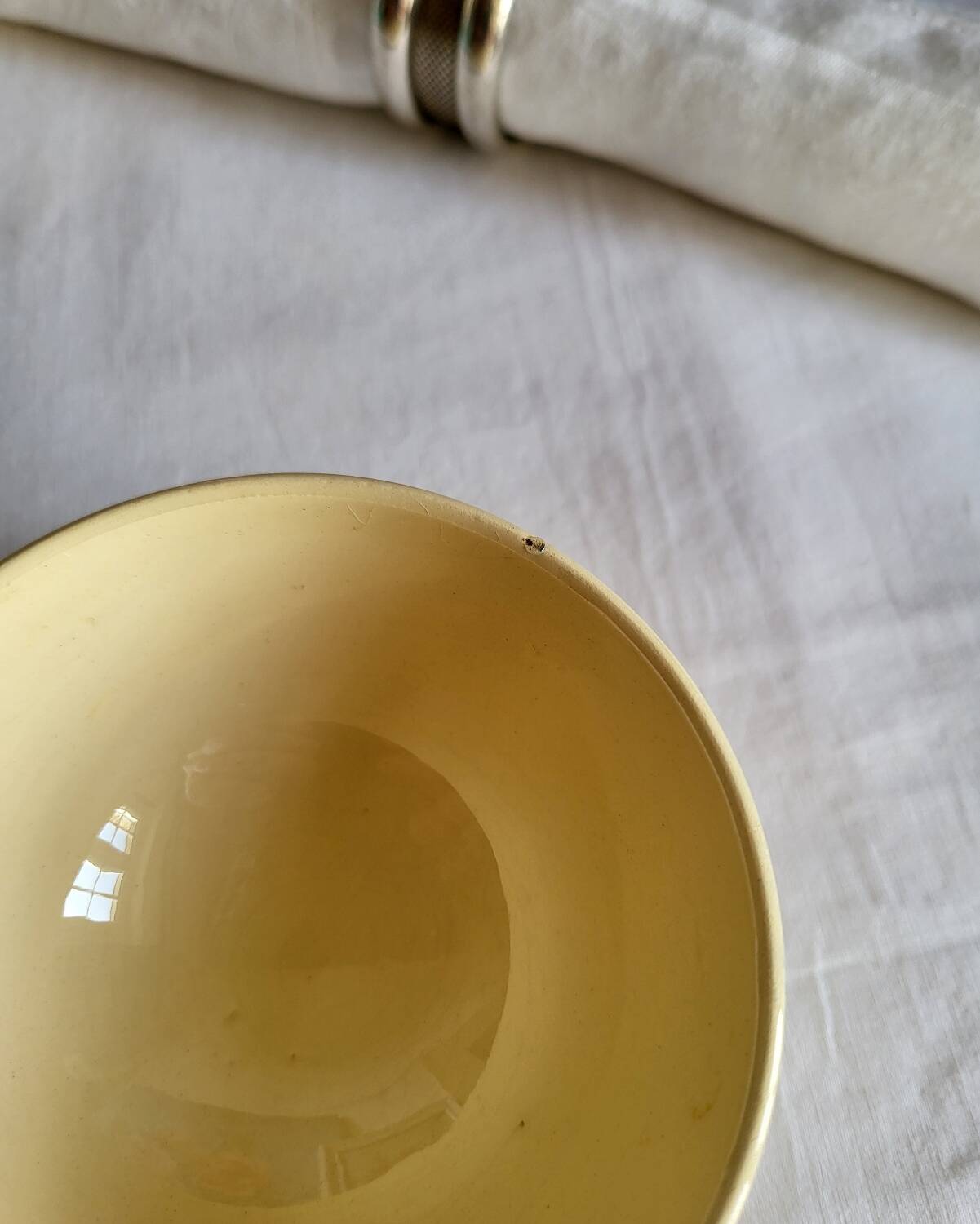 Bol ancien en faïence beige à motif de raisin