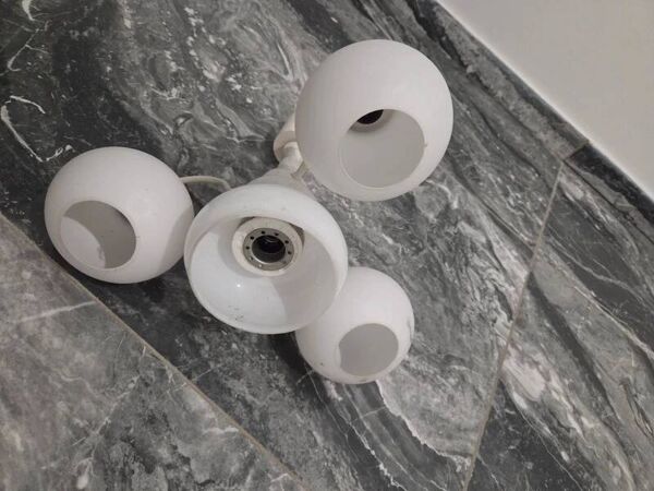 Suspension ancienne vintage space age blanche, 4 globes en verre opalin