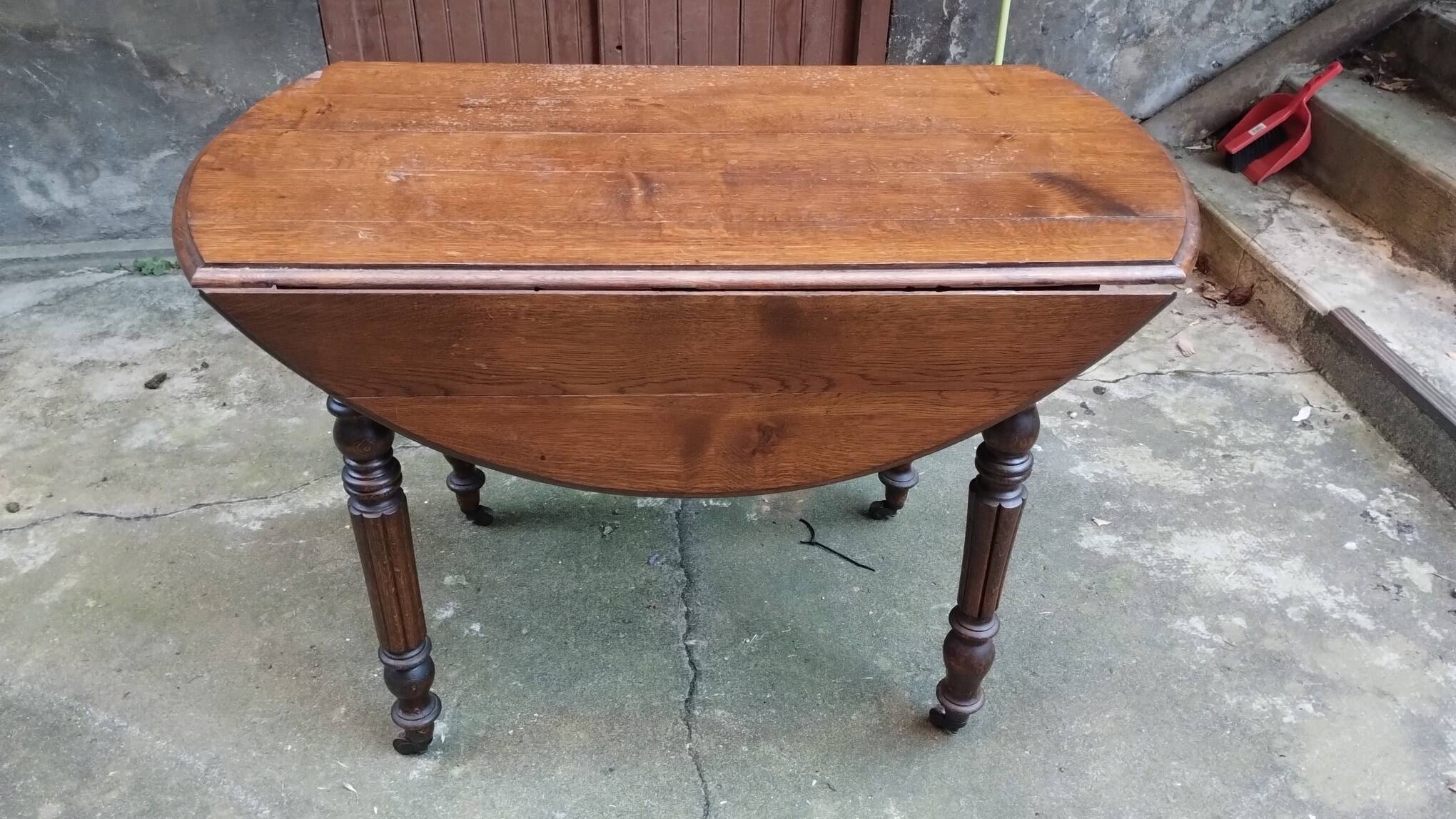 Louis Philippe Round Table