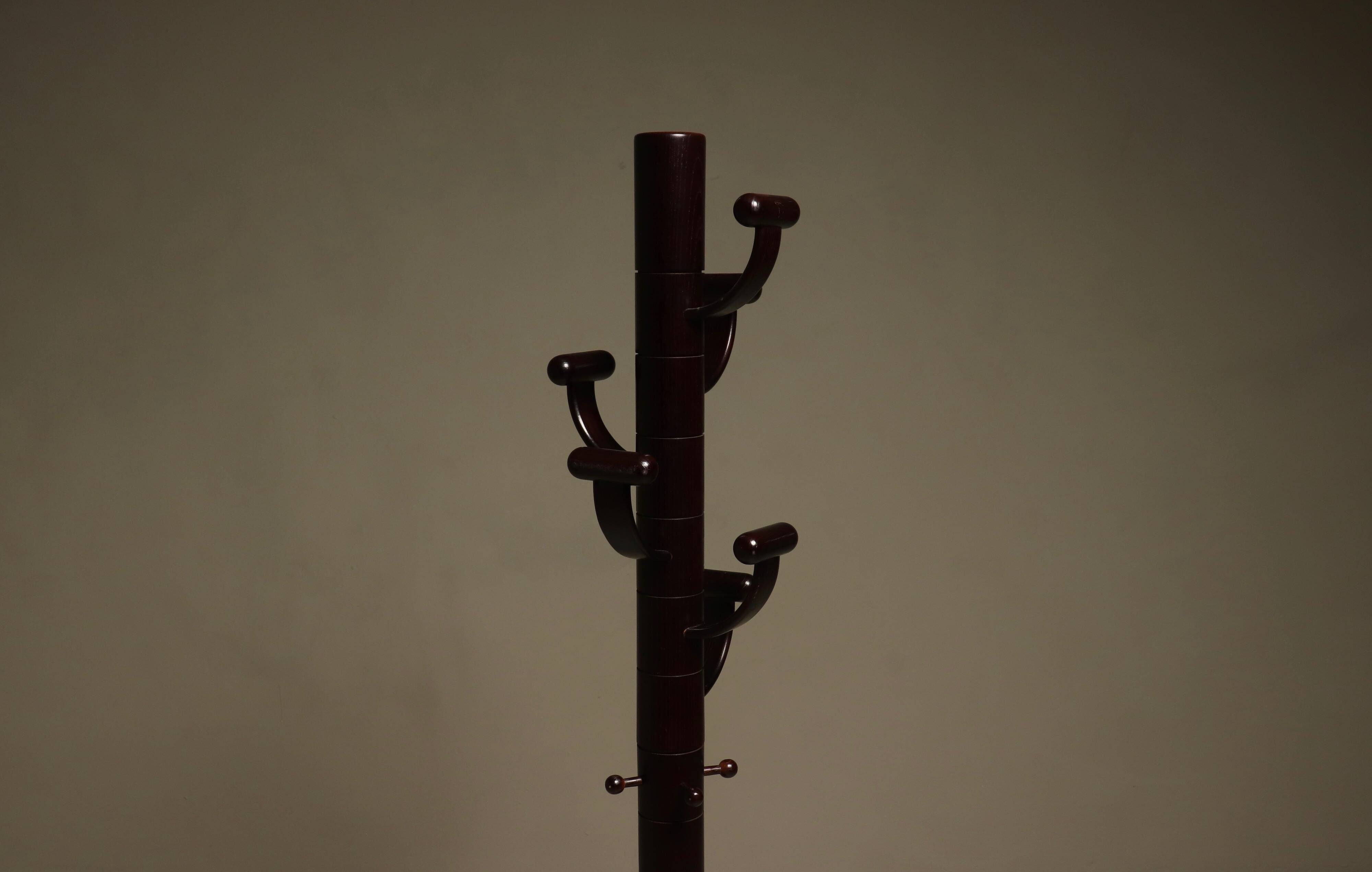 Porte-manteau en bois de frêne teinté et en travertin dans le style d'Ettore Sottsass