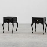 Paire de tables de chevet de style Louis XV en chêne laqué noir, France, années 1950