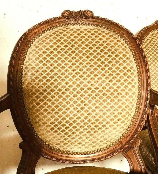 Paire de fauteuils de style Louis XVI dossiers médaillons XX siècle
