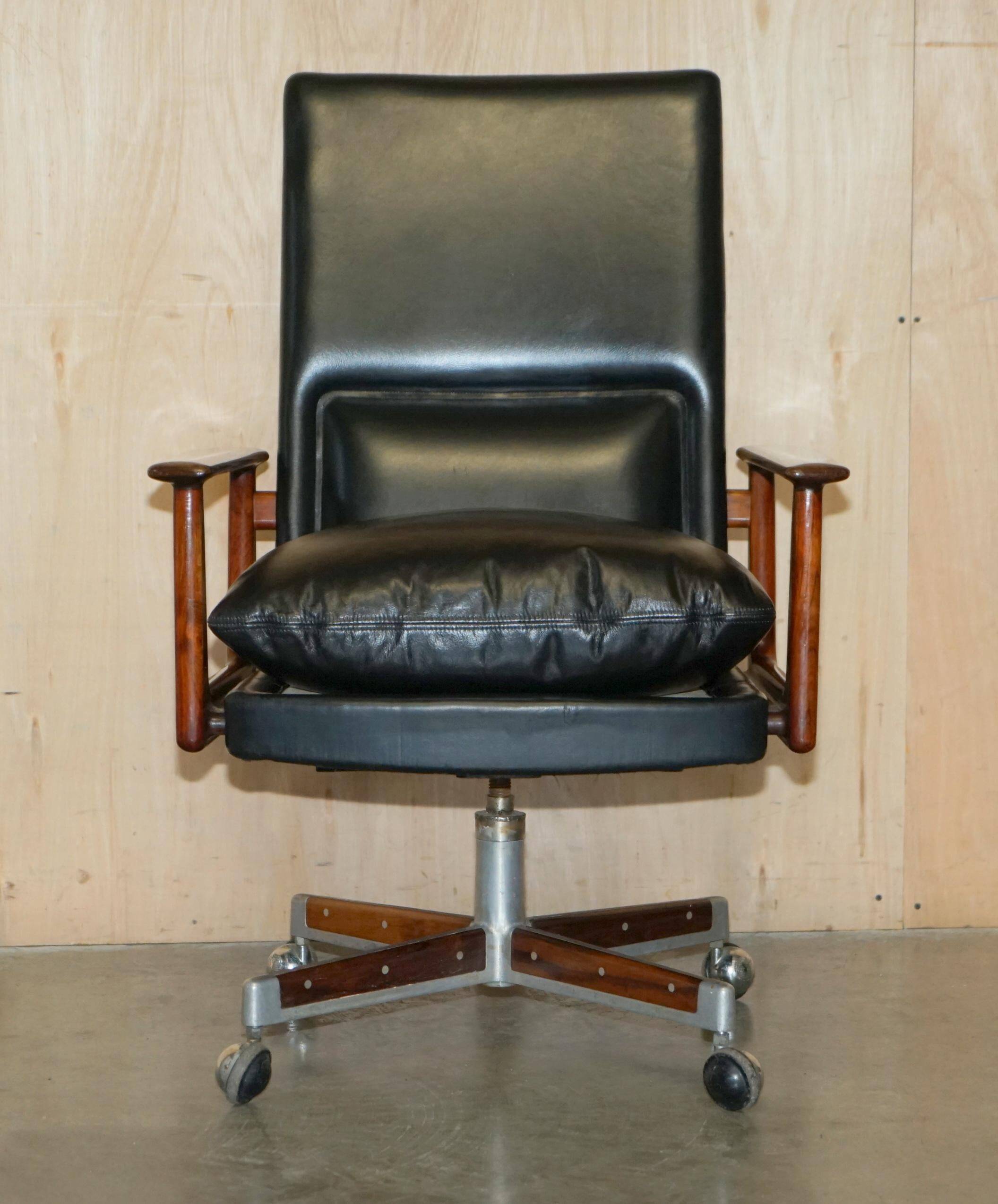 Executive office chair model 419 Arne Vodder for Sibast in hardwood and leather.