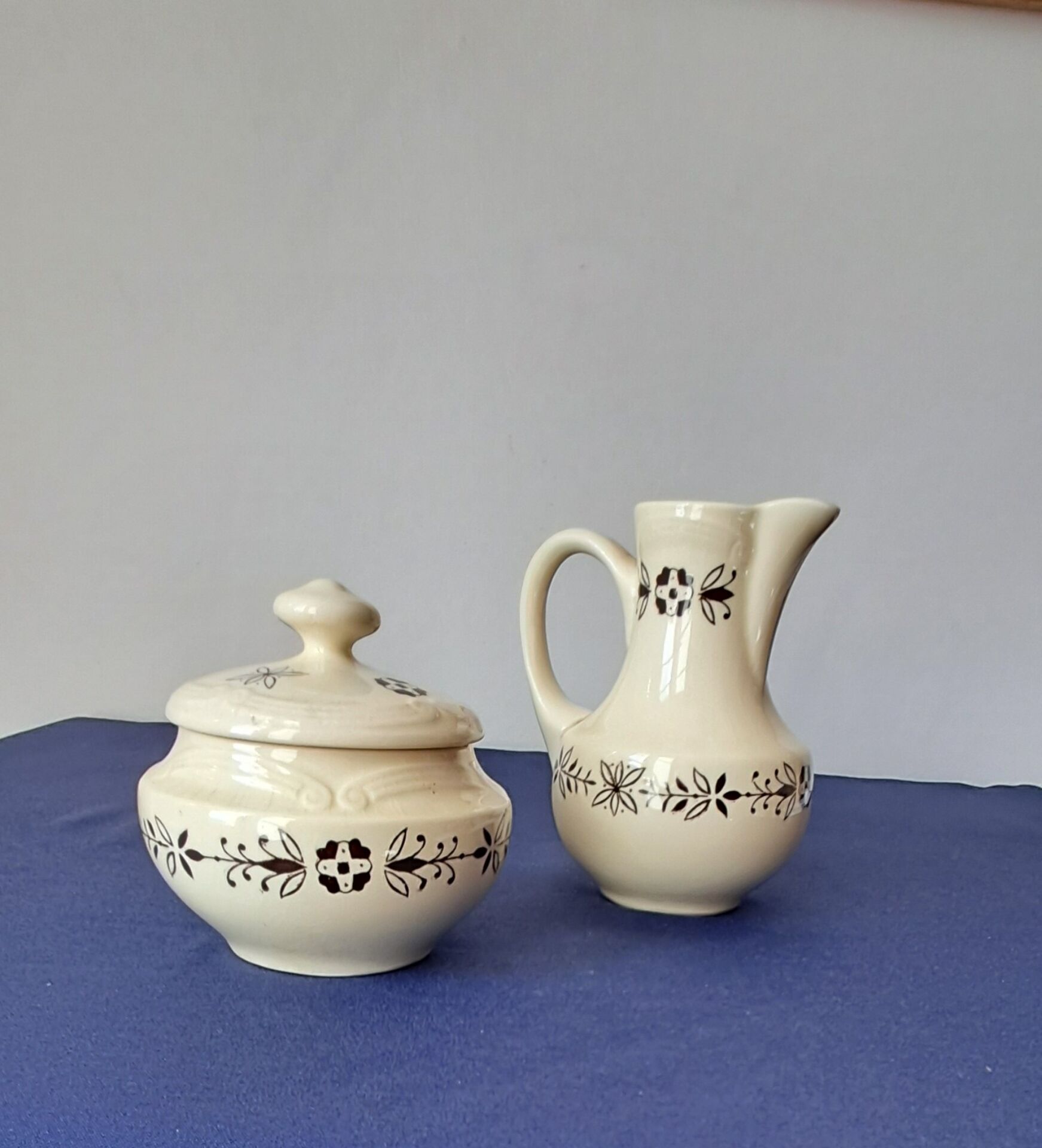 Jug and sugar bowl from Valenciennes by the Gien pottery. Vintage.
